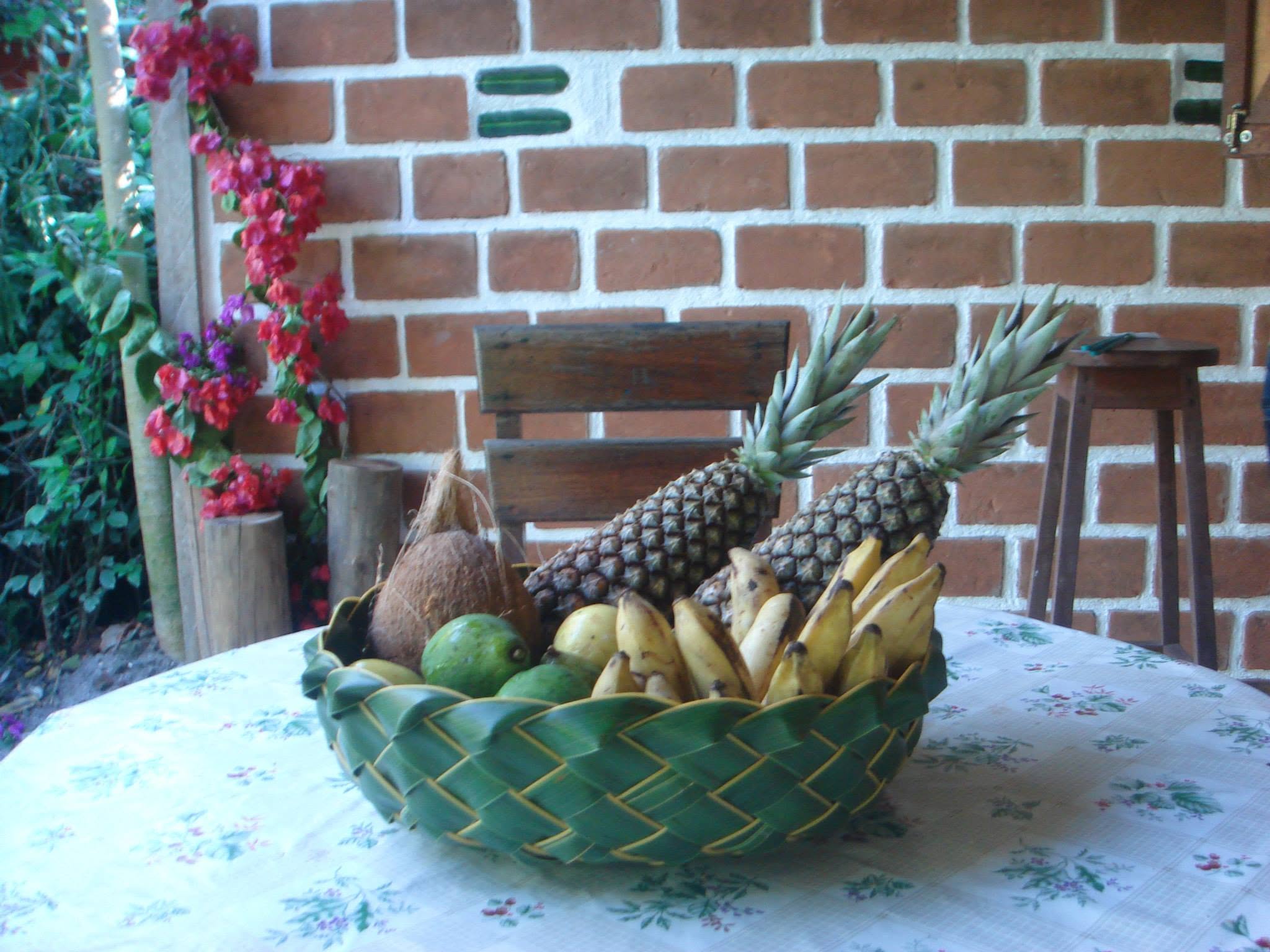 Fruteira artesanal de palha de coqueiro com frutas